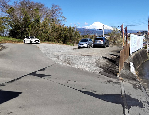 三島駅よりバスで10分の交通至便と大型駐車場完備